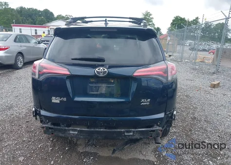 2018 Toyota Rav4 Xle z USA, uszkodzony, nr VIN JTMRFREV8JJ252315